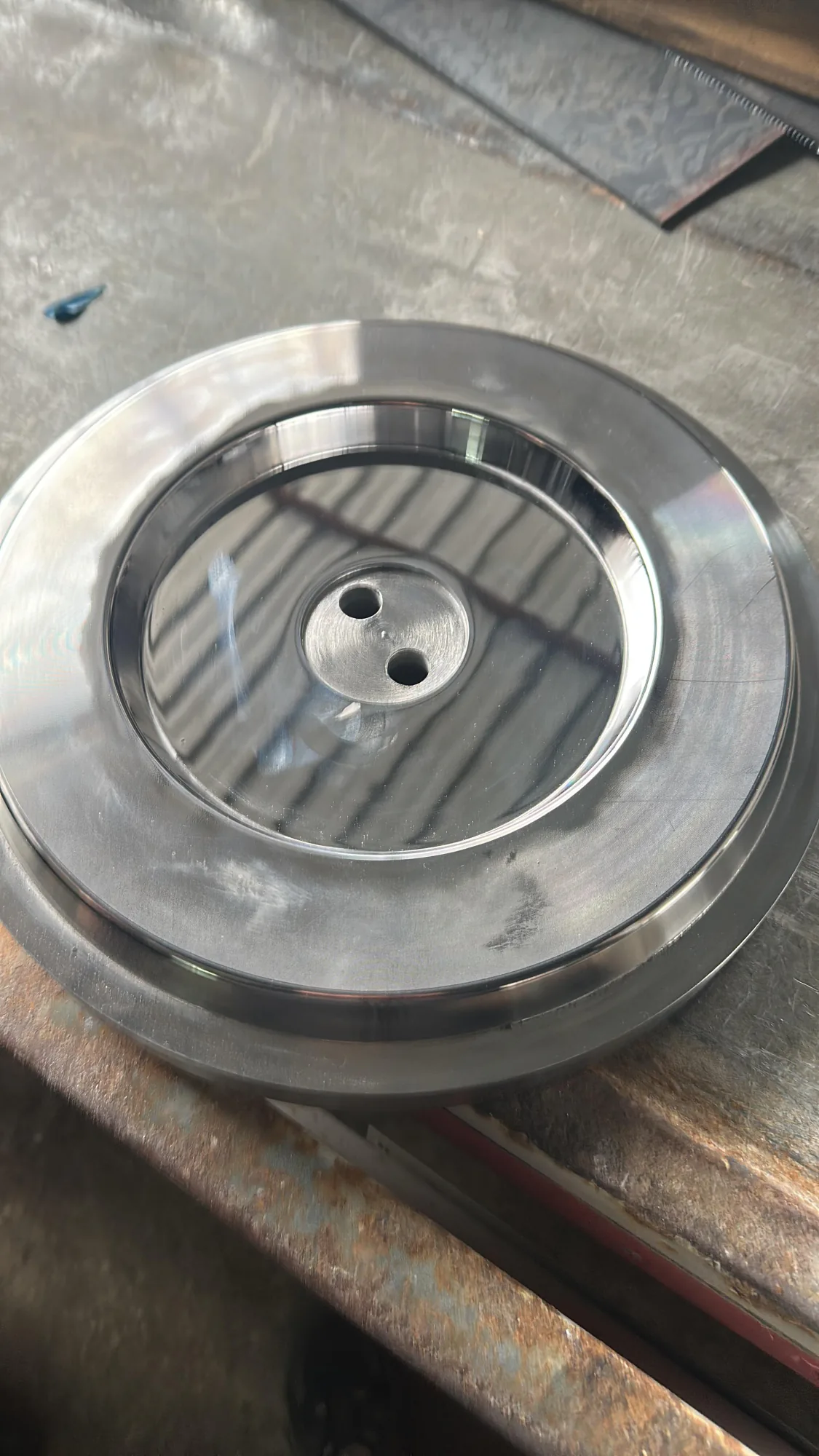Çift delikli tornalanmış disk parçası